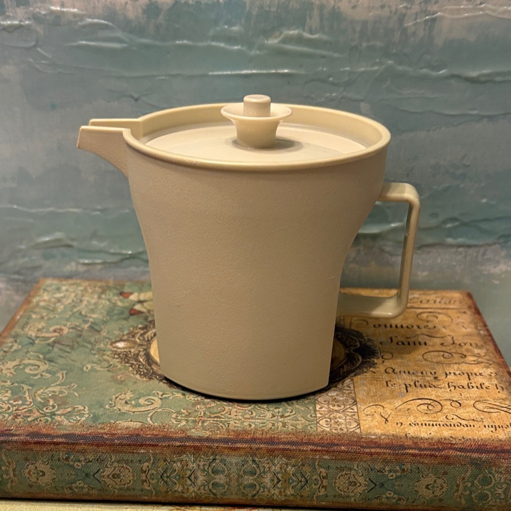 Vintage Tupperware Creamer in Almond with matching lid #1414